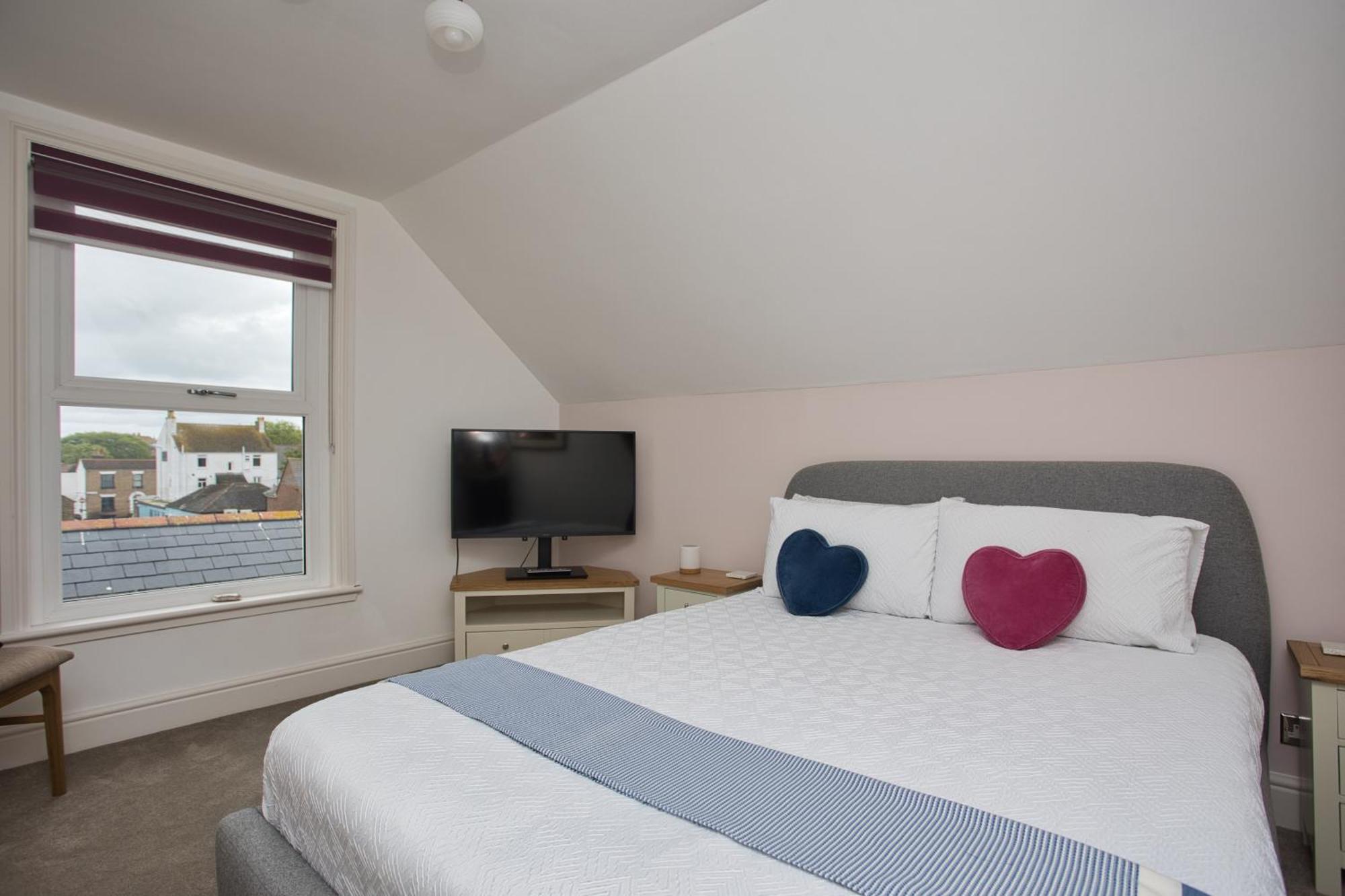 Spacious Seaside Escape In The Heart Of Deal, 4 Mins From The Beach Екстериор снимка