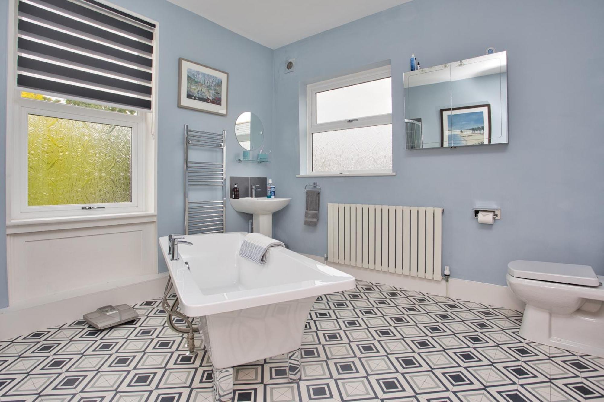 Spacious Seaside Escape In The Heart Of Deal, 4 Mins From The Beach Екстериор снимка