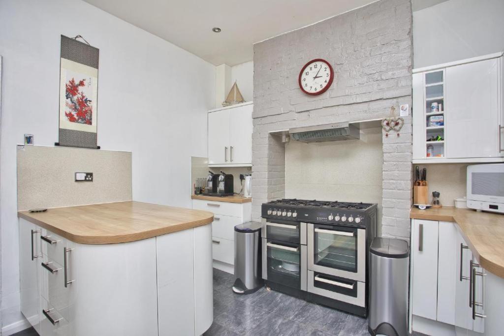 Spacious Seaside Escape In The Heart Of Deal, 4 Mins From The Beach Екстериор снимка