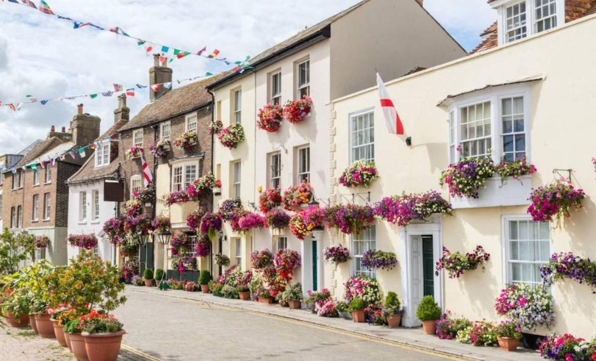Spacious Seaside Escape In The Heart Of Deal, 4 Mins From The Beach Екстериор снимка
